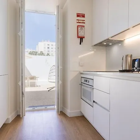 Sunny Patio And King Size Bed In Trendy Marvila Lizbona