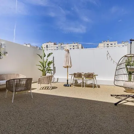 Sunny Patio And King Size Bed In Trendy Marvila Apartament Lizbona