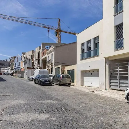 Sunny Patio And King Size Bed In Trendy Marvila Apartament Lizbona