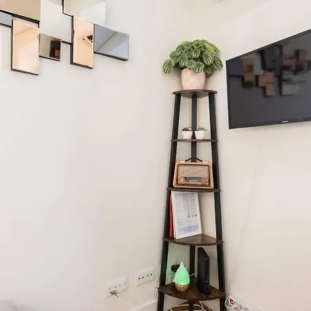 Apartament Sunny Patio And King Size Bed In Trendy Marvila Lizbona