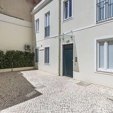 Sunny Patio And King Size Bed In Trendy Marvila Apartament Lizbona