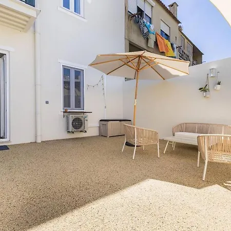 Sunny Patio And King Size Bed In Trendy Marvila Lizbona